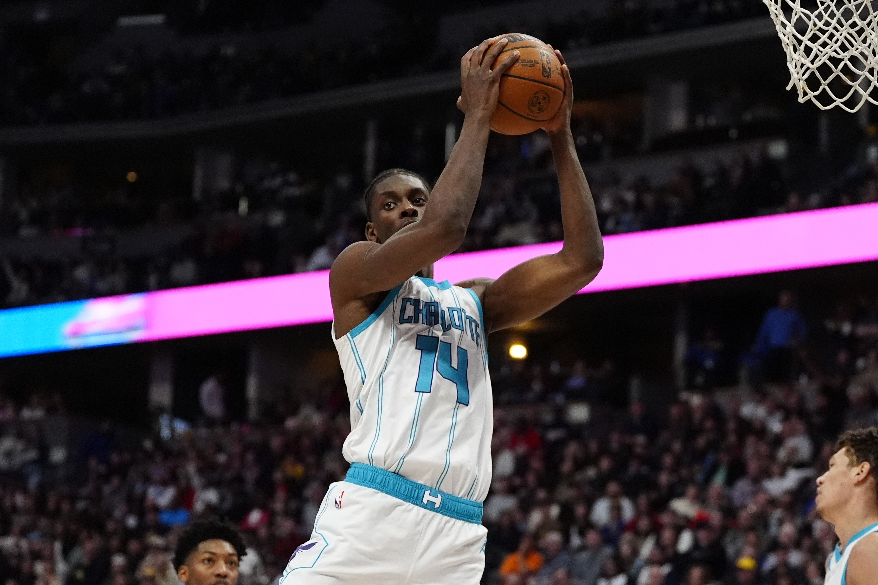 亿万28大舞台-黄雀在后！米切尔速推反击上篮 迪亚巴特奋力追防送钉板大帽